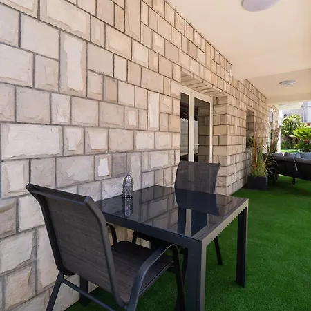 Apartment Mandaroza *