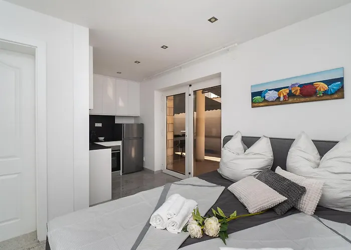 Mandaroza Apartment *